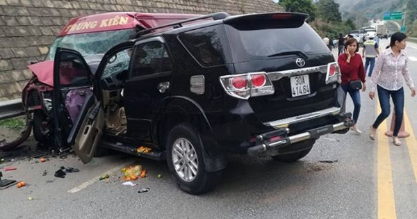 Xe khách va chạm xe 7 chỗ trên cao tốc Nội Bài – Lào Cai, 9 người bị thương