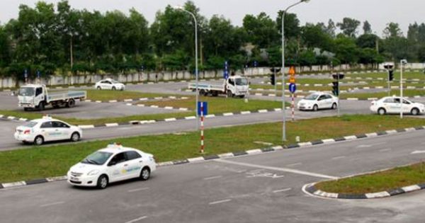 Bị đánh trượt, cấm thi trong 5 năm nếu mang theo điện thoại khi sát hạch lái xe