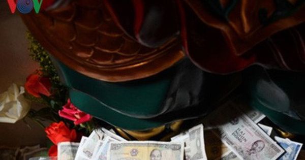 “Rải tiền lẻ khi đi lễ chùa là hành động sai lầm“