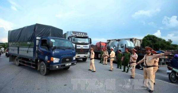 Tịch thu bằng gần 500 lái xe chở quá tải trong tháng đầu năm