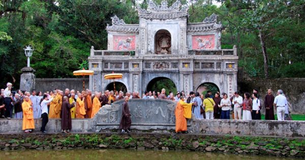 Vận động nhà chùa “mở cửa” đón du khách