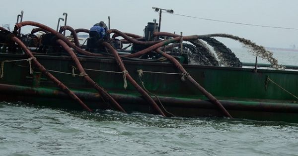 “Cát tặc” ngang nhiên lộng hành nhộn nhịp trên sông Mỏ Nhát