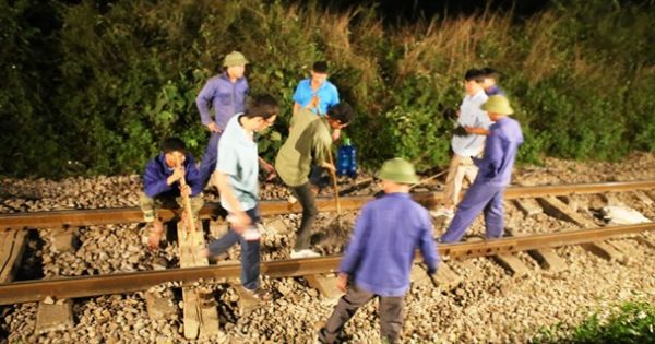 Tàu chở hàng trật bánh, đường sắt Bắc - Nam tê liệt nhiều giờ