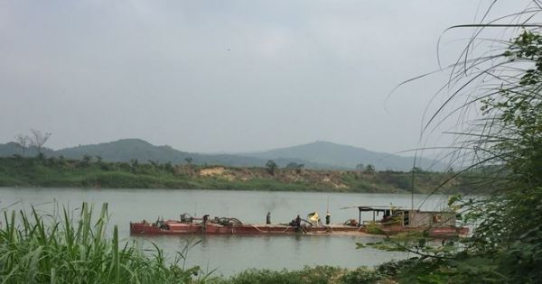 Khai thác cát tràn lan, người dân mất dần đất sản xuất