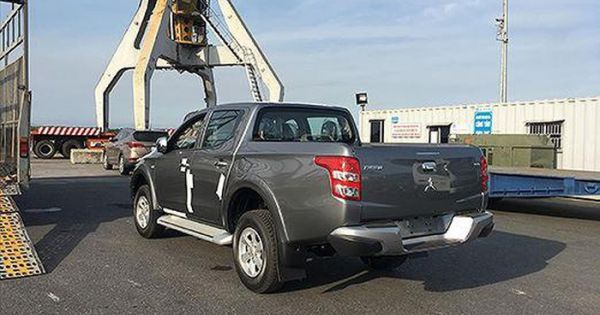 Ô tô nhập diện quà biếu, tặng: Hải quan lúng túng