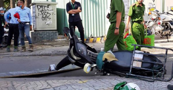 Ván từ công trình cao ốc văn phòng Etown 5 rơi, đè gục người chạy xe máy