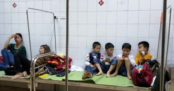 44 học sinh ngộ độc vì tưởng bột thông bồn cầu là cốm canxi