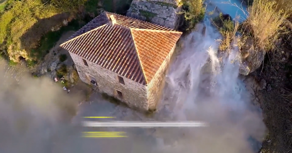 Hồ nước nóng xanh như ngọc giữa thị trấn hoang vu ở Italy