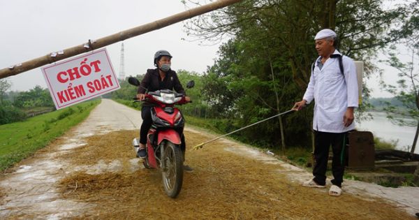 Cán bộ đánh bài tại chốt kiểm dịch tả lợn châu Phi