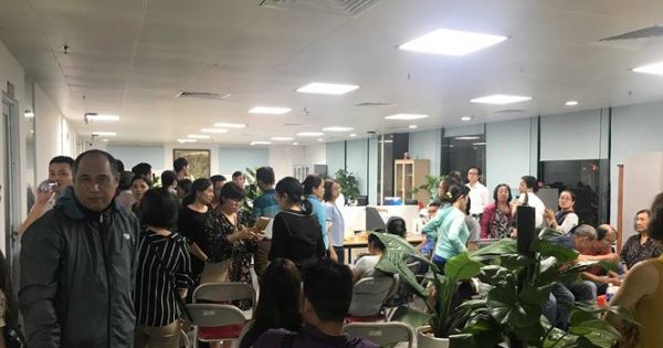 Hàng trăm khách hàng bao vây trụ sở một công ty bất động sản đòi sổ đỏ