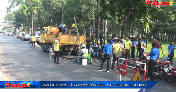 Bạn trẻ TP HCM trải nghiệm chui xuống cống làm công nhân thoát nước