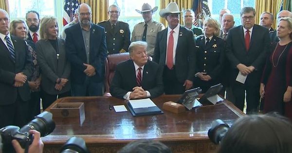 Trump phủ quyết dự luật chấm dứt tình trạng khẩn cấp của Thượng viện