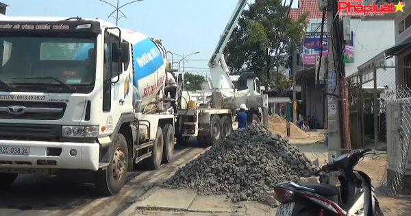 Kon Tum: Đậu đỗ xe trộn bê tông như vậy, sao bảo đảm an toàn giao thông?