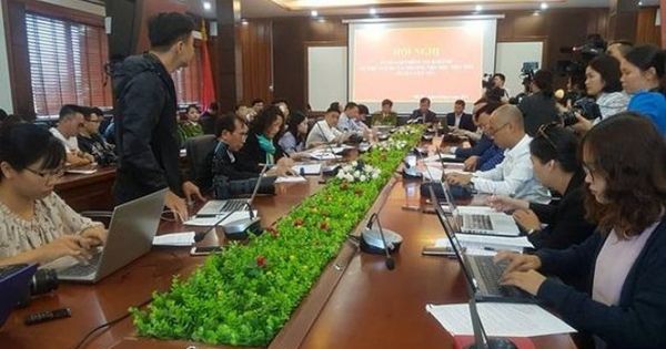 Đề nghị cấm dạy học đối với thầy giáo 'vỗ mông nữ sinh'