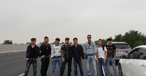 Phạt 5,5 triệu và tước bằng lái người chụp ảnh trên cao tốc