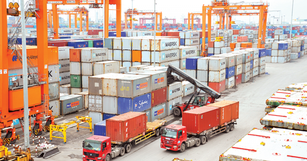 Cán bộ lấy mẫu hàng hoá đi kiểm tra chuyên ngành rồi... lấy luôn!