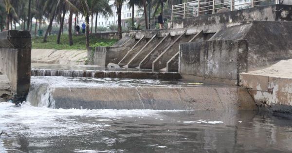 Sau cơn mưa, bãi biển du lịch Đà Nẵng lại có nước đen ngòm, bốc mùi