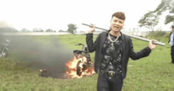 Công an đang xác minh video 'Khá Bảnh' đốt xe máy