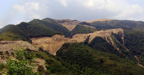 Núi Chín Khúc ở Nha Trang như một bức tranh bị xé toạc