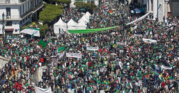 Tổng thống Algeria từ chức sau 2 thập kỷ nắm quyền