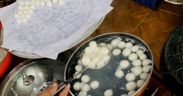 Người Hà Nội xếp hàng mua bánh trôi, bánh chay dịp Tết Hàn thực