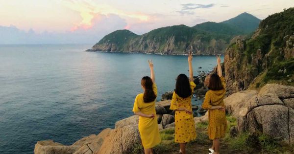 Ngỡ ngàng trước vẻ đẹp của bình minh tại điểm cực Đông Mũi Điện