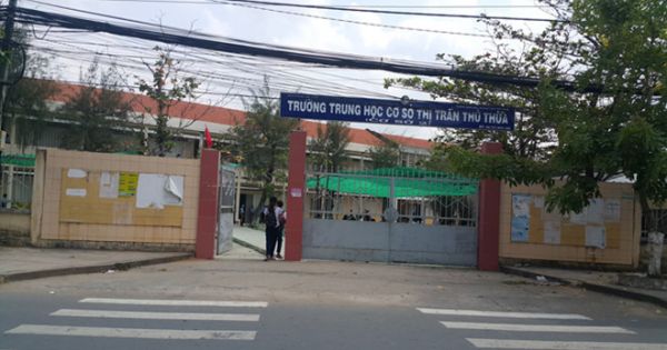 Hàng chục học sinh hút shisha trong trường học