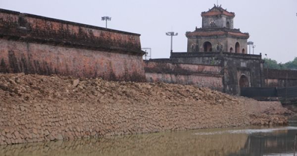 Huế làm mới bờ kè kinh thành bằng đá granit