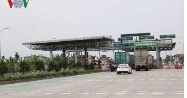 Xe trốn trạm thu phí Quốc lộ 10, cày nát đường liên thôn, gây họa cho dân