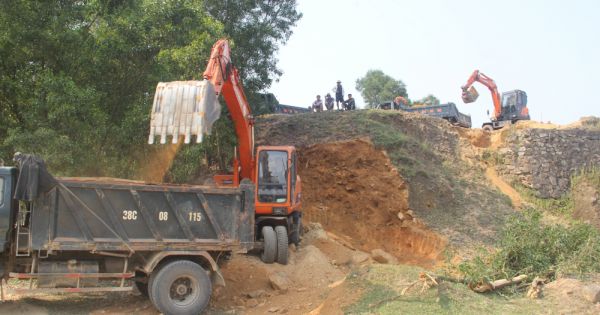 Hà Tĩnh: Xã “vượt mặt” tỉnh, tự ý thuê máy khai thác đất trái phép