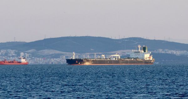 Mỹ sắp ngừng miễn trừng phạt các nước giao dịch dầu thô với Iran