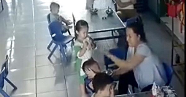 Xác minh clip bảo mẫu vừa nhồi cơm vô miệng, vừa đánh liên tiếp lên trán trẻ