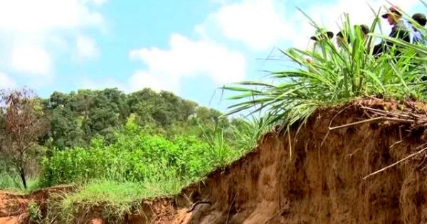 Nhức nhối nạn cát tặc lộng hành vùng giáp ranh, bãi sông lở loét