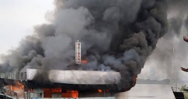 Thuyền nổi trên Hồ Tây bốc cháy