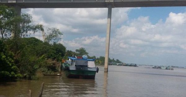 Ngang nhiên khai thác “cát” trái phép gần cầu Rạch Miễu