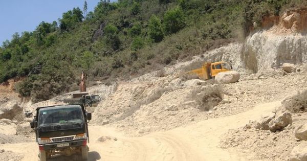 Nguyên cán bộ bán đất cho doanh nghiệp khai thác đất trái phép