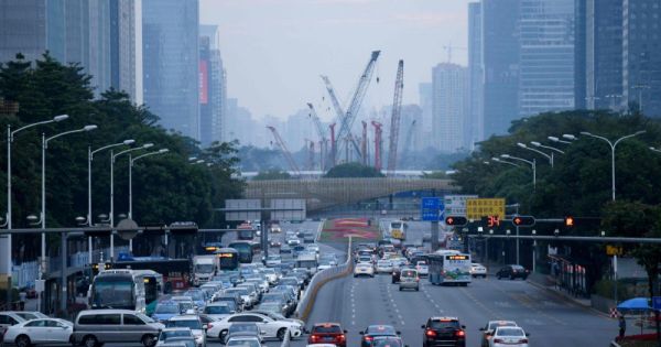 Trung Quốc: Dùng camera trí tuệ nhân tạo để nêu tên người vi phạm giao thông lên màn hình LED