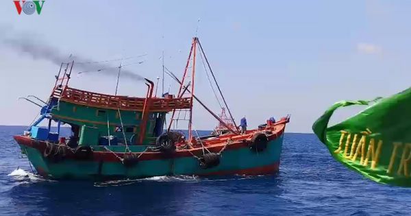 Liên tiếp bắt giữ 2 tàu chở dầu DO lậu trên biển