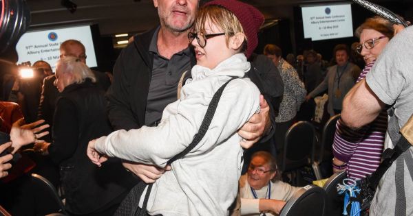 Thủ tướng Australia bị ném trứng tại buổi vận động tranh cử