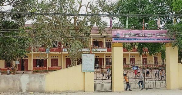 Giáo viên lên lớp nhưng không dạy học nhiều tháng, để học sinh tự học