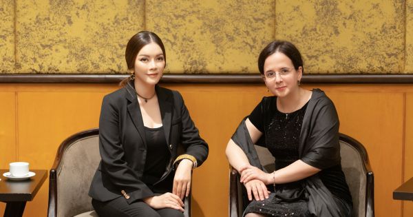 Lý Nhã Kỳ trang trọng đón tiếp phái đoàn ngoại giao Rumani trước khi khai máy phim Thiên đường