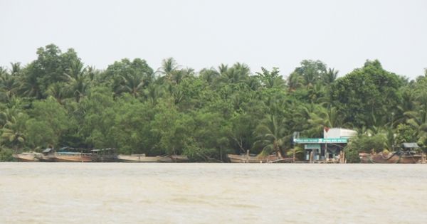 Sông Hàm Luông “dậy sóng”, “cát tặc” hung hãn mặc sức tung hoành