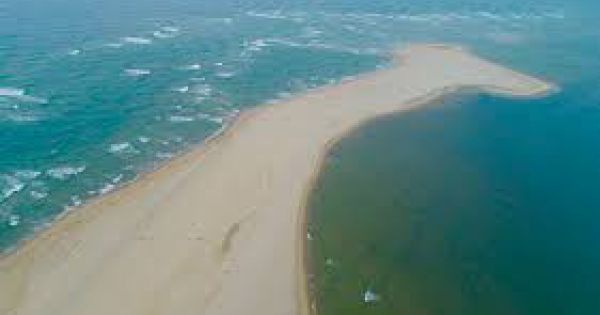 Kỳ thú cồn cát trồi lên ở Cửa Đại