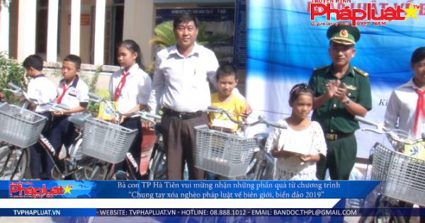 Bà con TP Hà Tiên vui mừng nhận những phần quà từ chương trình “Chung tay xóa nghèo pháp luật về biên giới, biển đảo 2019”