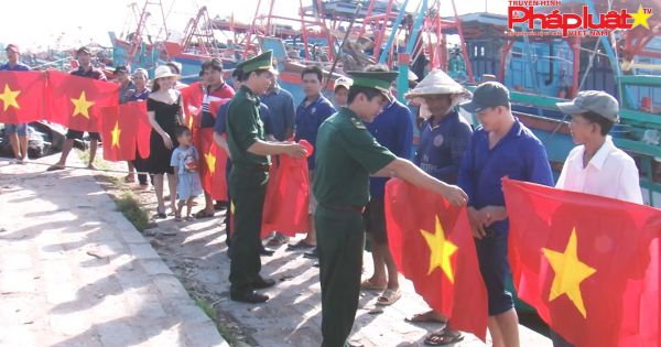 Chương trình “Chung tay xóa nghèo pháp luật về biên giới, biển đảo” thiêng liêng lá cờ tổ quốc bay trên nóc tàu