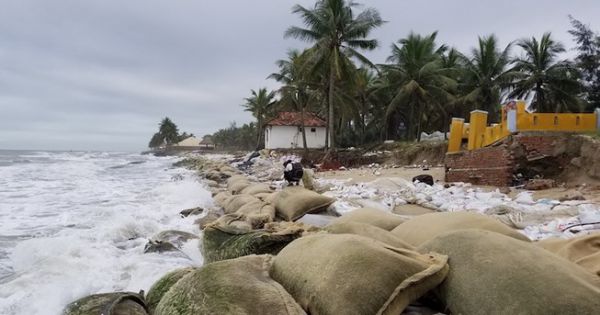 Bãi biển Cửa Đại tan hoang vì sạt lở