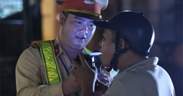 Kiểm tra nồng độ cồn: Khách quán nhậu bỏ xe, chống đối