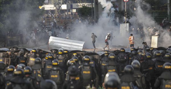 Biểu tình ở Indonesia bùng phát thành bạo động, ít nhất 6 người thiệt mạng