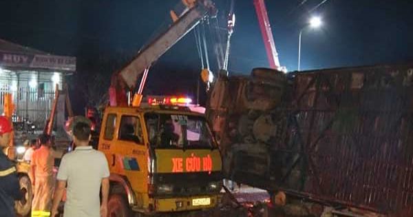 Đồng Nai: Lật xe giường nằm khiến 2 người tử vong, 17 người bị thương