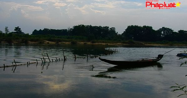 Người dân ngăn “cát tặc” bằng cọc tre, doanh nghiệp bị tước phép